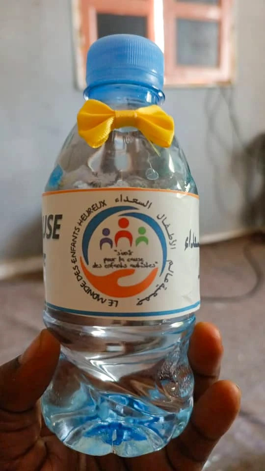 Série de bouteilles d'eau avec le logo de l'association