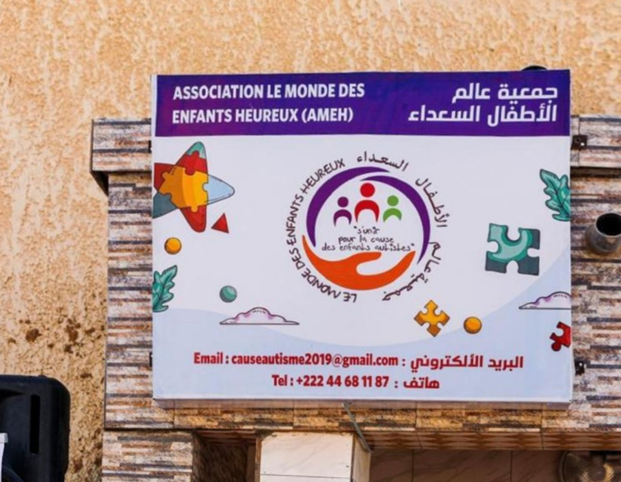 Panneau de l'inauguration avec logo de l'association